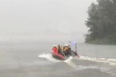 Brandweer Langweer helpt opvarenden omgeslagen zeilboot