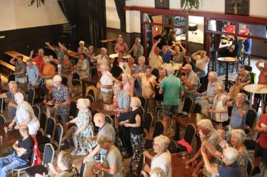 Meezingers, polonaise en volop beweging met troubadour Rintje Kars