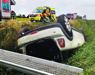 Automobilist via kofferbak uit gekantelde auto bevrijd 