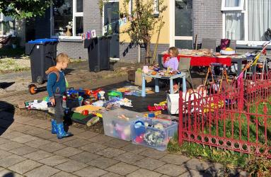 Zonovergoten garageverkoop op dertig plekken in Langweer