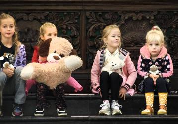 Hond en knuffels bezoeken eucharistieviering katholieke kerk Sint Nyk