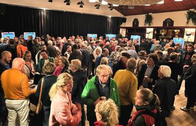 Grote drukte, loeiende sirene en protestborden bij gaswinavond Sint Nyk