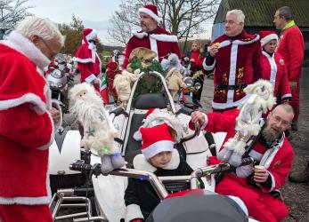 Kerstmannen op motor in Doniaga op kerstborrel