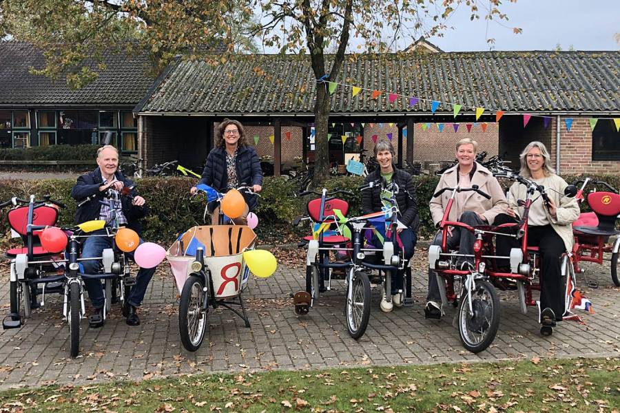 Dik feest op It Klimmerblêd Sint Nyk met vijf jubilarissen