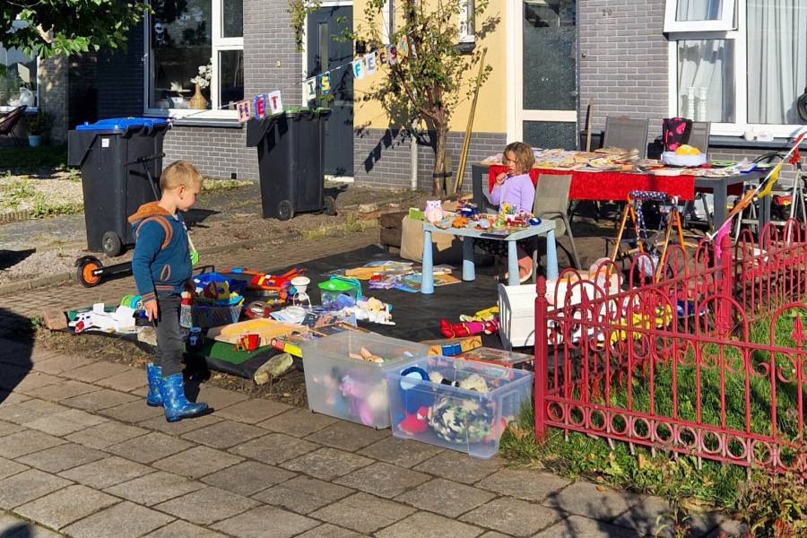 Zonovergoten garageverkoop op dertig plekken in Langweer