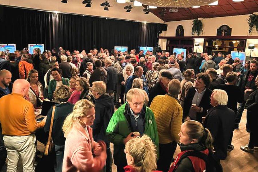 Grote drukte, loeiende sirene en protestborden bij gaswinavond Sint Nyk