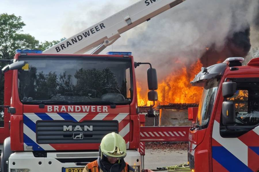Negen korpsen bestrijden brand boerderij Scharsterbrug