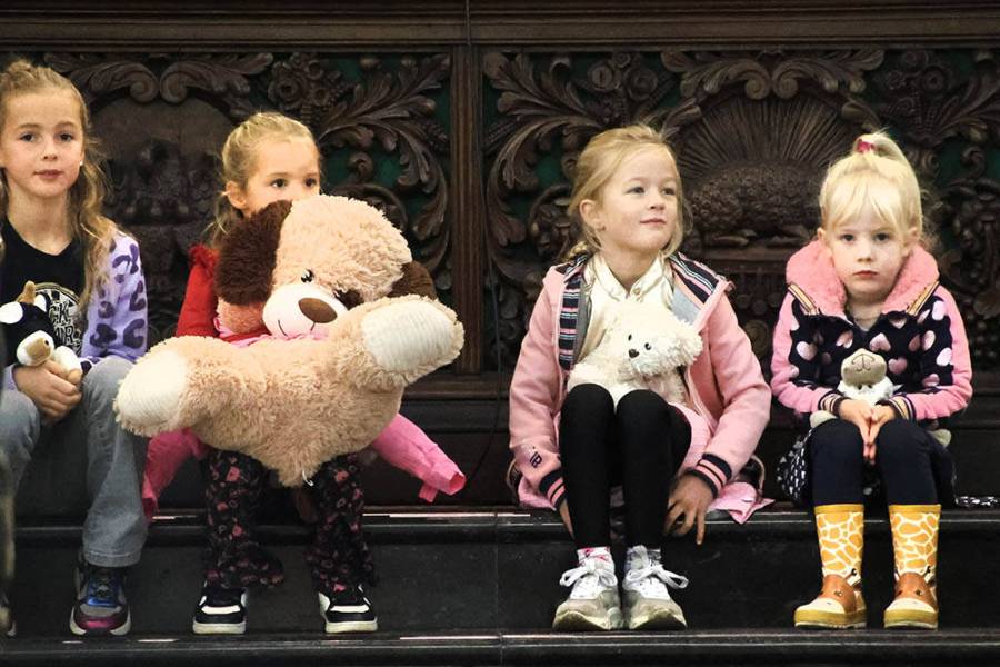 Hond en knuffels bezoeken eucharistieviering katholieke kerk Sint Nyk